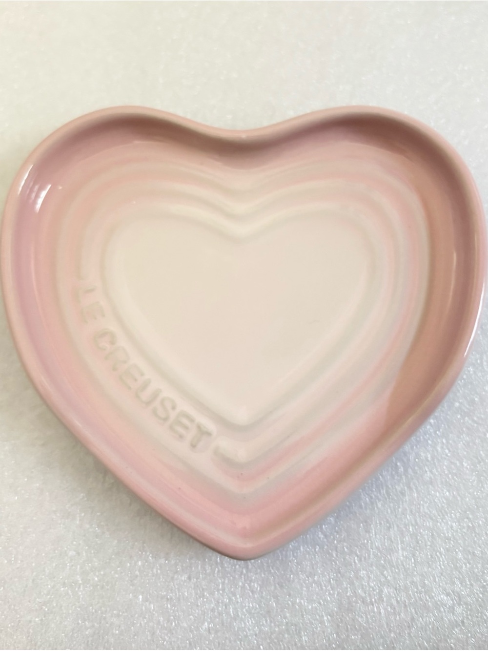 Le Creuset Pink Heart-Shaped, Spoon Rest. - Picture 2 of 6